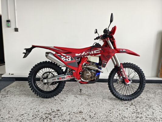 KEWS k28 R-edition Motocicletta Enduro 4 Tempi con motore a 4 tempi raffreddato a liquido, altezza da terra di 300 mm e doppi dischi di grande diametro